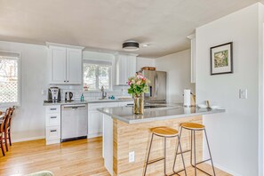 Fridge, microwave, oven, stovetop - Modern, river-view home with 2 decks, Ping-Pong, fireplace & washer/dryer (Stevenson)