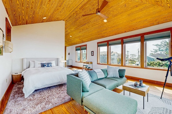 3 bedrooms, iron/ironing board, travel cot, WiFi - Family-friendly home with ocean views, with ping pong, foosball, fireplace, deck (Newport)