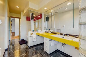 Shower, hair dryer, towels - Family-friendly home with ocean views, with ping pong, foosball, fireplace, deck (Newport)