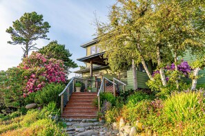 Exterior - Family-friendly home with ocean views, with ping pong, foosball, fireplace, deck (Newport)