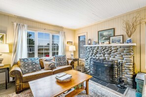 TV, fireplace, DVD player, stereo - Charming dog-friendly cottage with sauna, easy beach access, deck & yard (Gearhart)