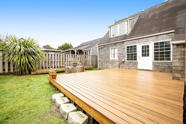 Terrace/patio - Charming dog-friendly cottage with sauna, easy beach access, deck & yard (Gearhart)