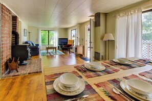 TV, offices - Cozy home with private hot tub, near Ridge Trail and golf (Gearhart)