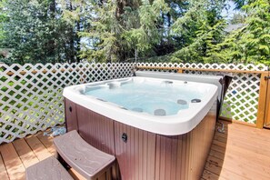 Outdoor spa tub - Cozy home with private hot tub, near Ridge Trail and golf (Gearhart)