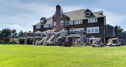 Cozy home with private hot tub, near Ridge Trail and golf