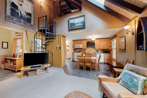 TV, fireplace, DVD player - Cabin-style home with hot tub, SHARC passes, central location near skiing & golf (Sunriver)