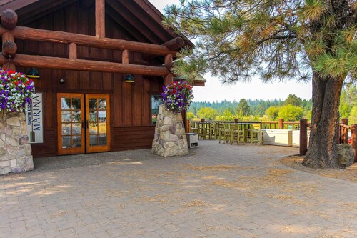 Cabin-style home with hot tub, SHARC passes, central location near skiing & golf