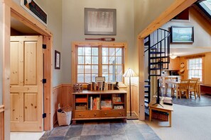 Interior - Cabin-style home with hot tub, SHARC passes, central location near skiing & golf (Sunriver)