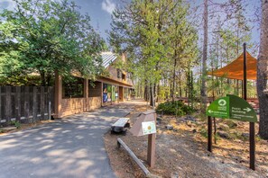 Exterior - Cabin-style home with hot tub, SHARC passes, central location near skiing & golf (Sunriver)