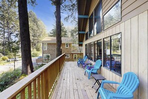 Property grounds - Quiet Home in the Woods with Private Deck - Walk to Beach and Haystack Rock (Cannon Beach)