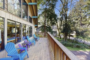 Property grounds - Quiet Home in the Woods with Private Deck - Walk to Beach and Haystack Rock (Cannon Beach)