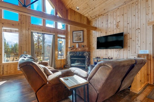 Dog-friendly home on the pond/creek with access to resort pools/golf/gym