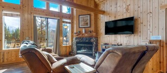 Dog-friendly home on the pond/creek with access to resort pools/golf/gym