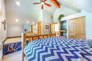 3 bedrooms, iron/ironing board, WiFi, bed sheets - Dog-friendly home on the pond/creek with access to resort pools/golf/gym (Eagle Crest)