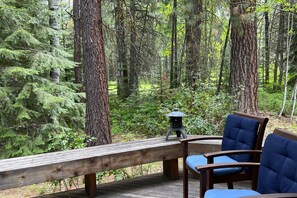 Property grounds - Inviting & comfortable Black Butte home with hot tub, pool, tennis & basketball (Black Butte Ranch)