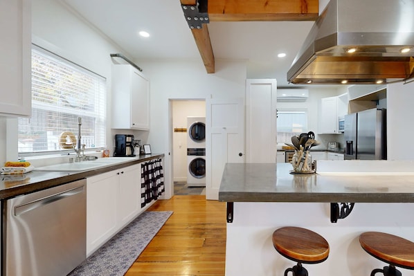 Fridge, microwave, oven, stovetop - Relaxing river-view home with private patio, grill, covered balcony, & W&D (Hood River)