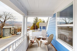 Terrace/patio - Relaxing river-view home with private patio, grill, covered balcony, & W&D (Hood River)
