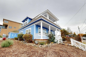 Exterior - Relaxing river-view home with private patio, grill, covered balcony, & W&D (Hood River)