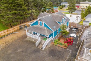 Exterior - Dog-friendly cottage with pool table, fast WiFi, fireplace, W/D - walk to beach (Long Beach)