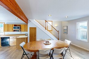Dining - Dog-friendly cottage with pool table, fast WiFi, fireplace, W/D - walk to beach (Long Beach)