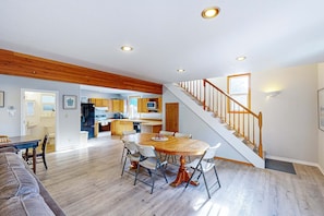 Dining - Dog-friendly cottage with pool table, fast WiFi, fireplace, W/D - walk to beach (Long Beach)