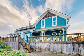 Exterior - Dog-friendly cottage with pool table, fast WiFi, fireplace, W/D - walk to beach (Long Beach)