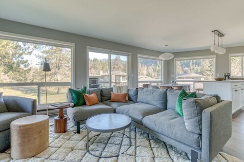 Mountain-view condo on the golf course with WiFi, private W/D & gas grill