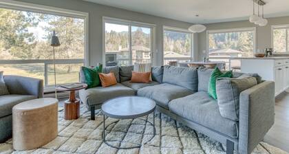 Mountain-view condo on the golf course with WiFi, private W/D & gas grill