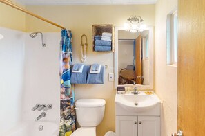Shower, hair dryer, towels - Retro beach room with fast WiFI - walk to downtown shops & restaurants (Bandon)