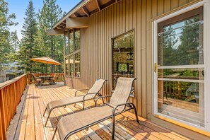 Outdoor dining - House in Black Butte Ranch with shared amenities (Black Butte Ranch)