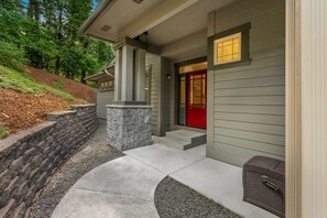 Exterior detail - Exclusive Eugene retreat close to university with natural forest calm (Eugene)
