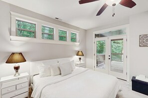 Room - Exclusive Eugene retreat close to university with natural forest calm (Eugene)