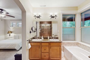 Shower, hair dryer, towels - Exclusive Eugene retreat close to university with natural forest calm (Eugene)