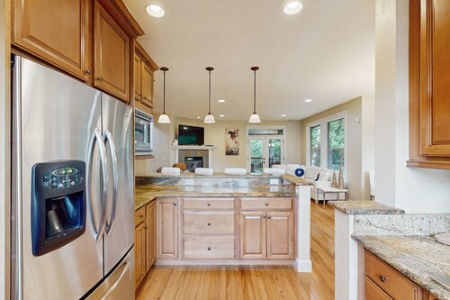 Exclusive Eugene retreat close to university with natural forest calm