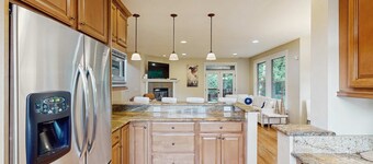 Exclusive Eugene retreat close to university with natural forest calm