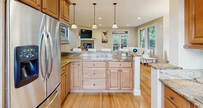 Exclusive Eugene retreat close to university with natural forest calm