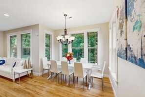 Dining - Exclusive Eugene retreat close to university with natural forest calm (Eugene)