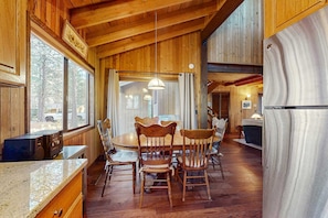 Dining - Cozy family friend home w/ private hot tub, gas grill & shared amenities (Black Butte Ranch)