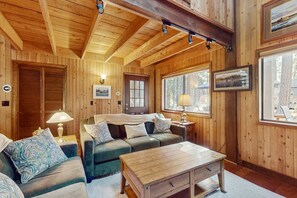 TV, fireplace, offices - Cozy family friend home w/ private hot tub, gas grill & shared amenities (Black Butte Ranch)