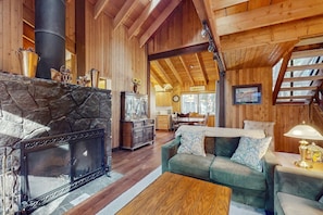 TV, fireplace, offices - Cozy family friend home w/ private hot tub, gas grill & shared amenities (Black Butte Ranch)
