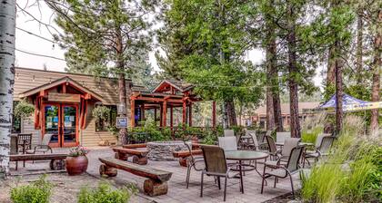 Mountain view condo with a fireplace, WiFi, partial AC, shared hot tub & pool