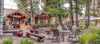 Mountain view condo with a fireplace, WiFi, partial AC, shared hot tub & pool