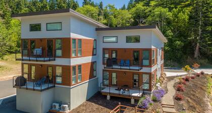 Stunner apt with fireplace, grill, partial ocean views & partial AC