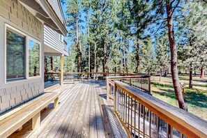 Terrace/patio - Mountain-view ranch house with fireplace, W&D, central AC & bikes - dog-friendly (Black Butte Ranch)