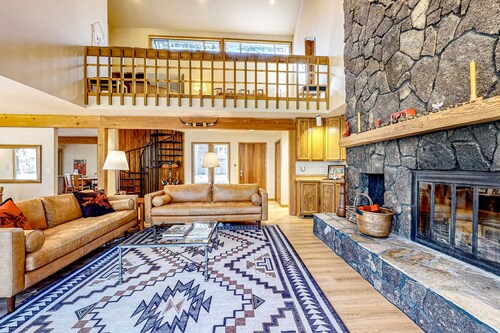 Mountain-view ranch house with fireplace, W&D, central AC & bikes - dog-friendly