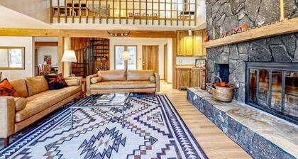 Mountain-view ranch house with fireplace, W&D, central AC & bikes - dog-friendly