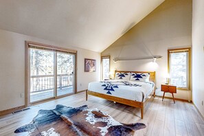 4 bedrooms, iron/ironing board, WiFi, bed sheets - Mountain-view ranch house with fireplace, W&D, central AC & bikes - dog-friendly (Black Butte Ranch)