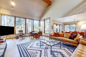 TV, fireplace, DVD player - Mountain-view ranch house with fireplace, W&D, central AC & bikes - dog-friendly (Black Butte Ranch)