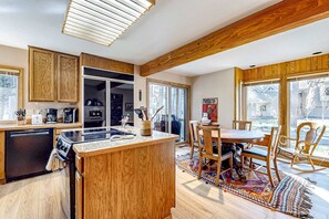 Fridge, microwave, oven, stovetop - Mountain-view ranch house with fireplace, W&D, central AC & bikes - dog-friendly (Black Butte Ranch)