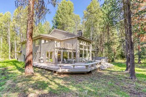 Exterior - Stylish & secluded home with a washer&dryer, fireplace, & resort amenity access (Black Butte Ranch)